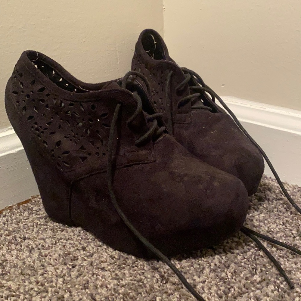 Black wedges